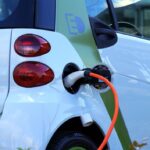 Coche eléctrico cargando en estación