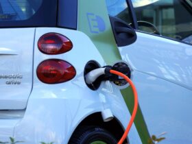 Coche eléctrico cargando en estación