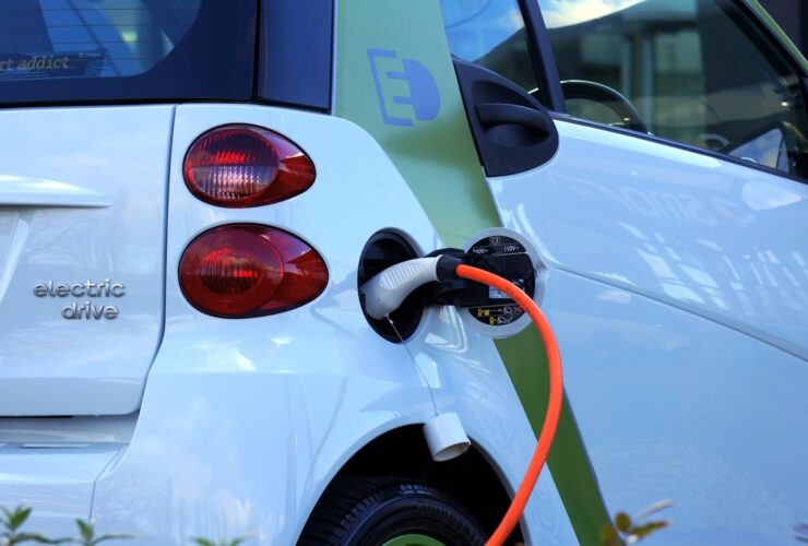 Coche eléctrico cargando en estación