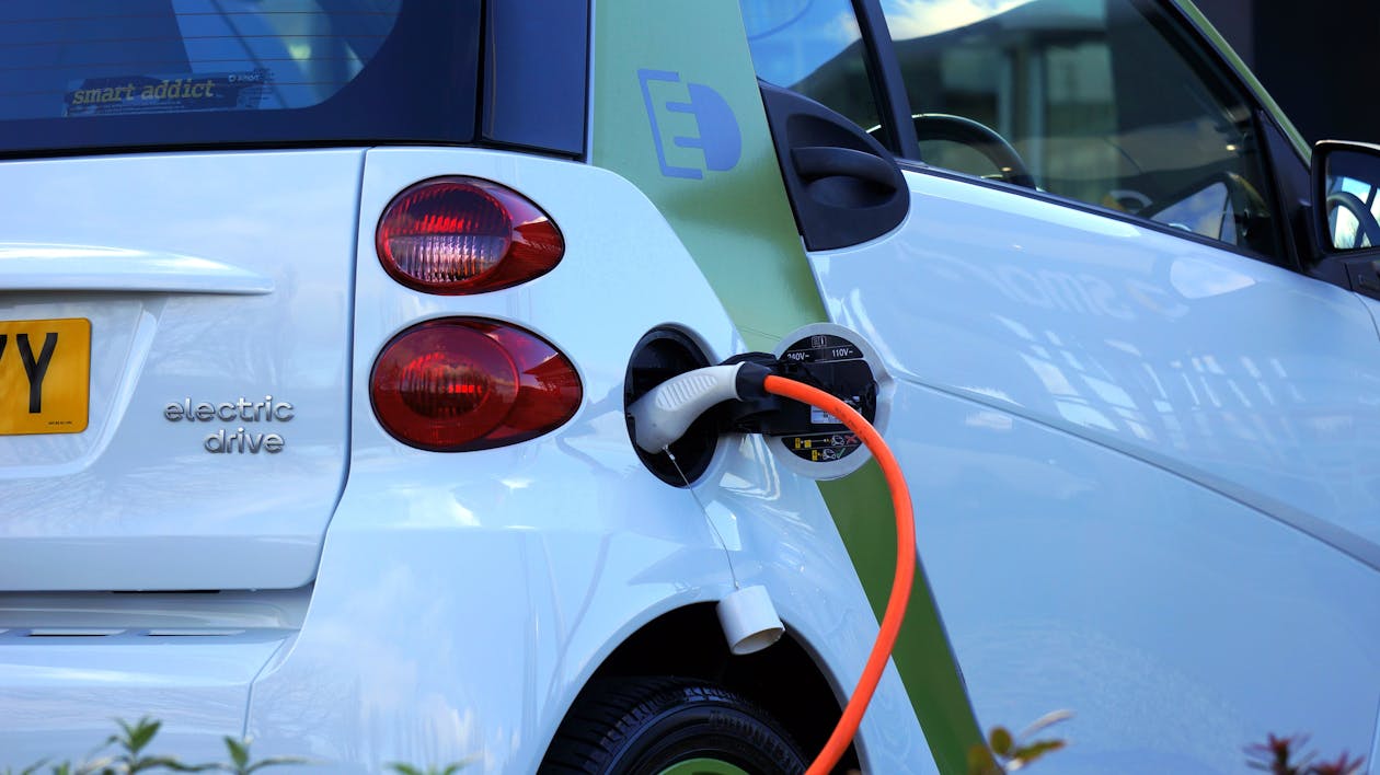 Coche eléctrico cargando en estación