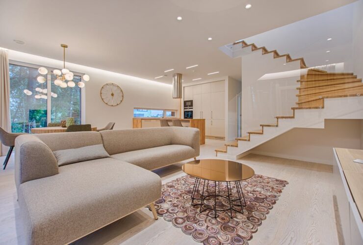 Salón con decoración minimalista y moderna