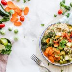 Plato de comida saludable con verduras y frutas