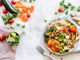 Plato de comida saludable con verduras y frutas