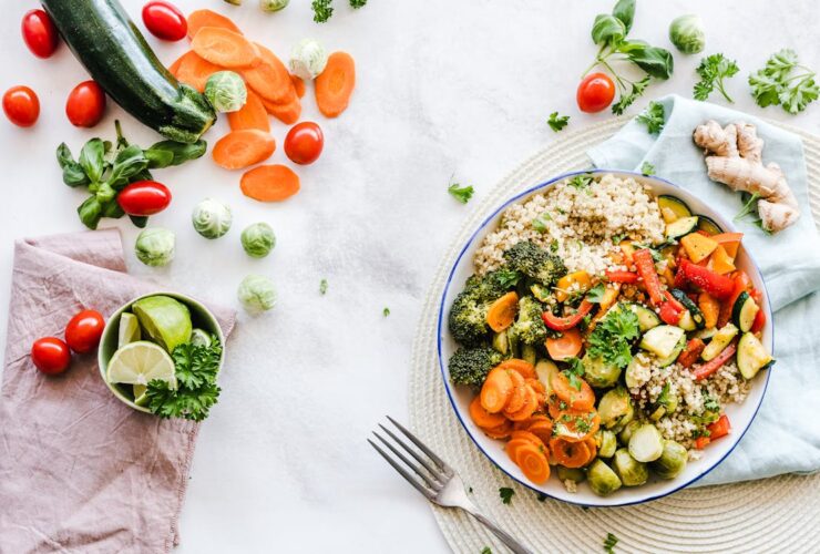 Plato de comida saludable con verduras y frutas