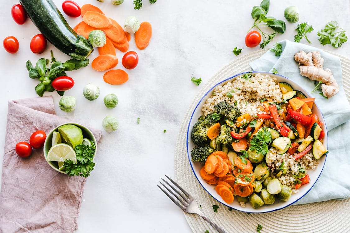 Plato de comida saludable con verduras y frutas