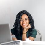 Estudiante concentrado con libros y apuntes