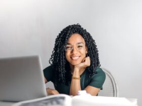 Estudiante concentrado con libros y apuntes