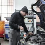 Mecánico revisando el motor de un coche