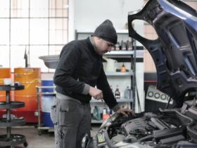 Mecánico revisando el motor de un coche