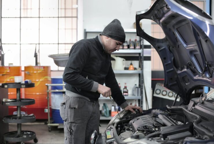 Mecánico revisando el motor de un coche