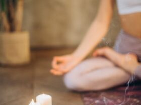 Persona meditando en posición de mindfulness
