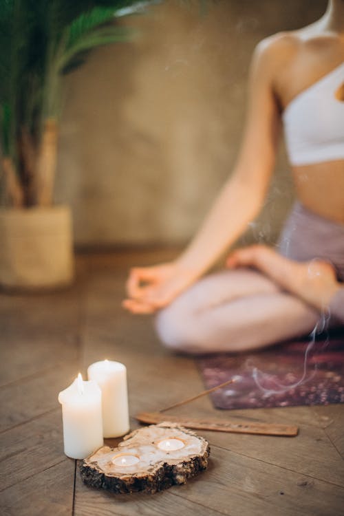 Persona meditando en posición de mindfulness