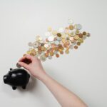 Joven aprendiendo sobre finanzas personales