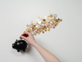 Joven aprendiendo sobre finanzas personales