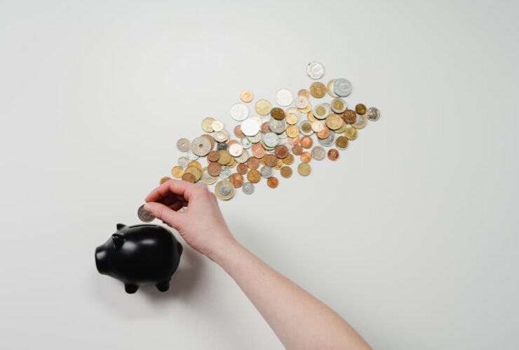 Joven aprendiendo sobre finanzas personales