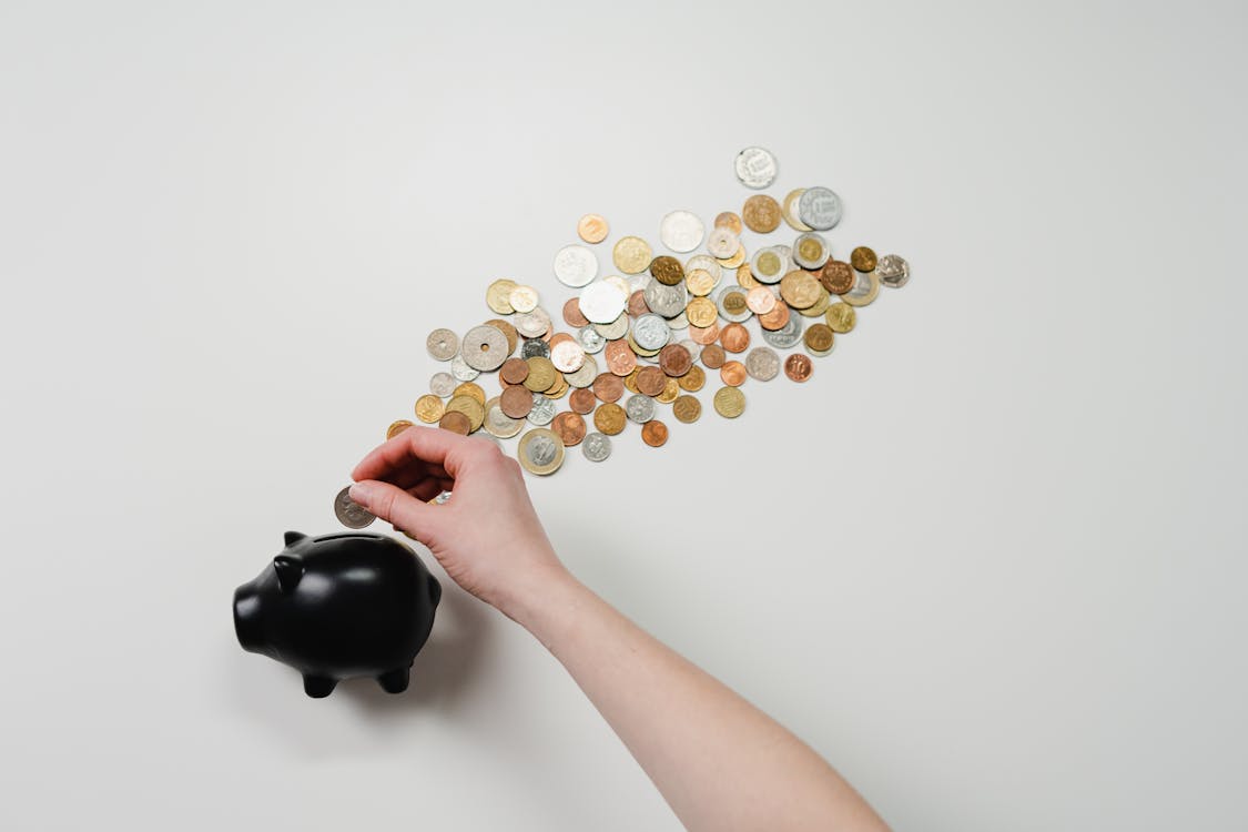 Joven aprendiendo sobre finanzas personales