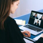 Persona trabajando desde casa con portátil