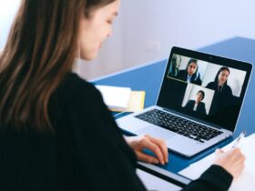 Persona trabajando desde casa con portátil