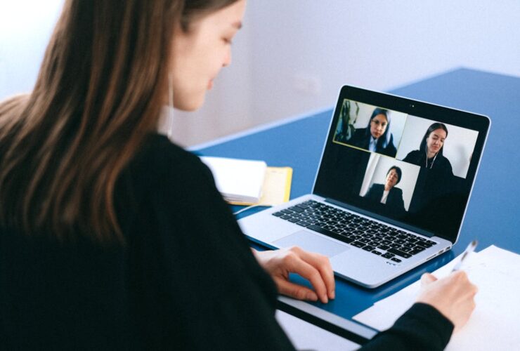 Persona trabajando desde casa con portátil
