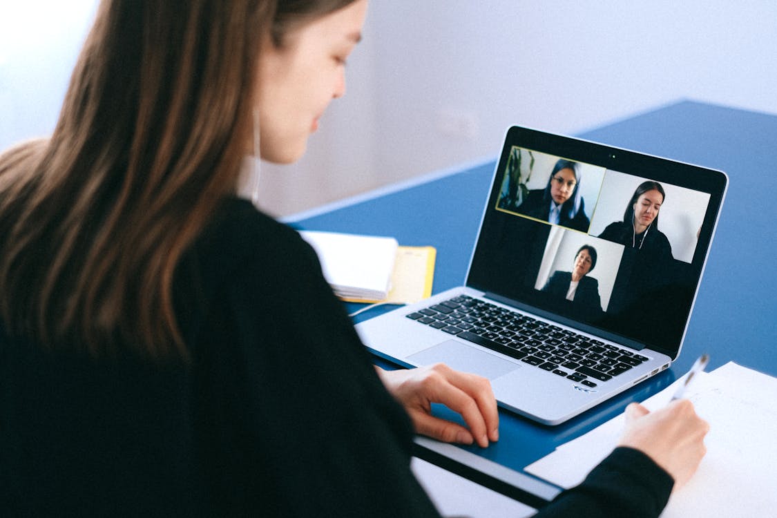 Persona trabajando desde casa con portátil