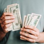 Persona ahorrando dinero con una hucha