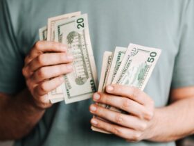Persona ahorrando dinero con una hucha