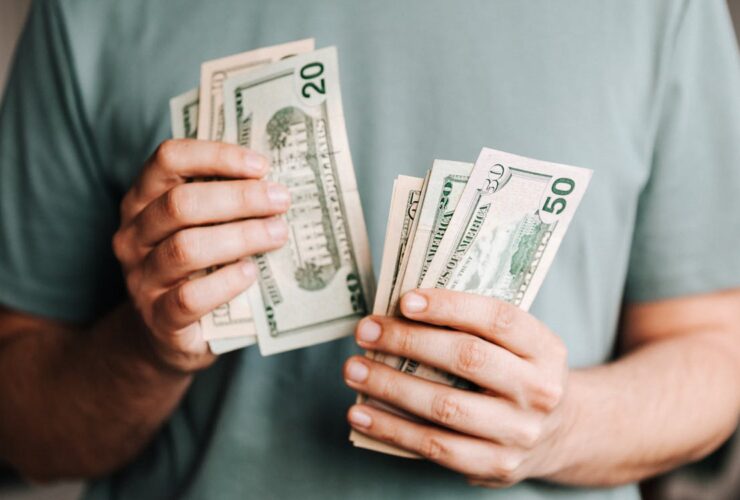 Persona ahorrando dinero con una hucha