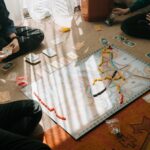 Grupo de amigos jugando juegos de mesa