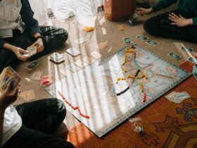 Grupo de amigos jugando juegos de mesa