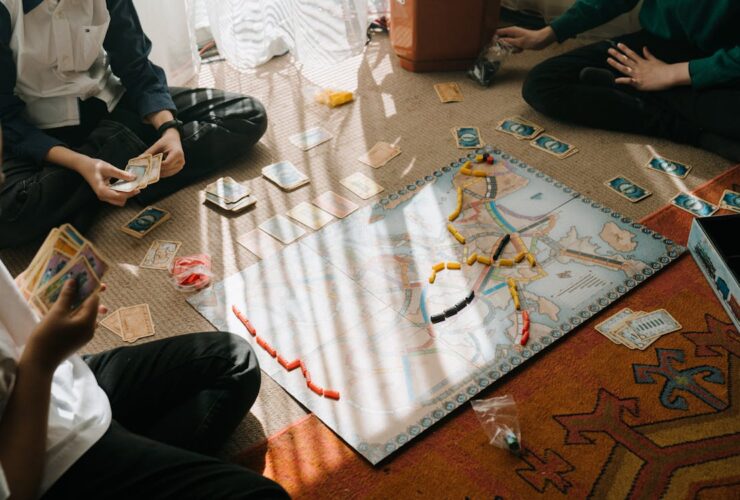 Grupo de amigos jugando juegos de mesa