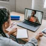 Persona estudiando certificación online en portátil