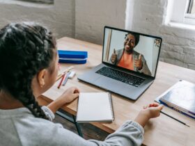 Persona estudiando certificación online en portátil