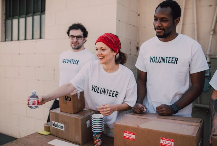 Grupo de voluntarios colaborando