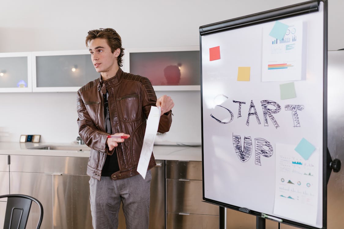 Emprendedor analizando errores en su negocio