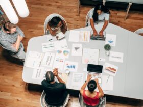 Equipo trabajando en estrategia de contenidos