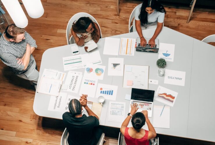 Equipo trabajando en estrategia de contenidos
