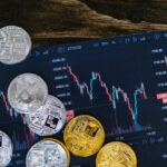 Moneda de Bitcoin sobre fondo tecnológico