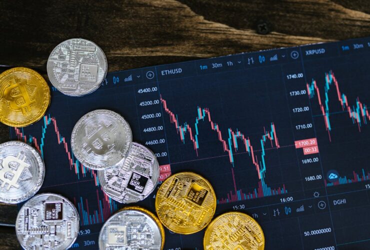 Moneda de Bitcoin sobre fondo tecnológico
